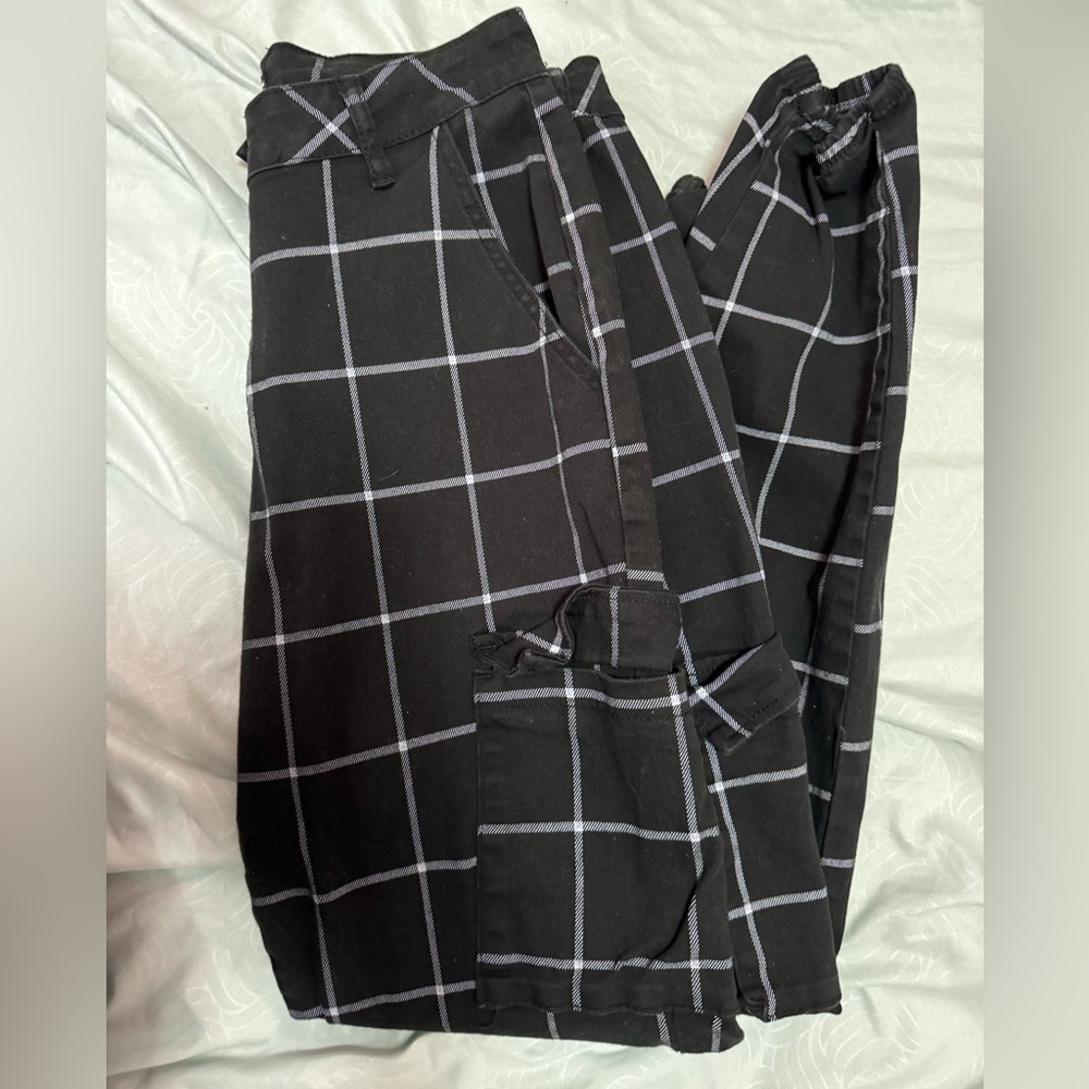 Hot topic black cargo jeans (SIZE NOT LISTED, ASSUME IT TO BE A LARGE)